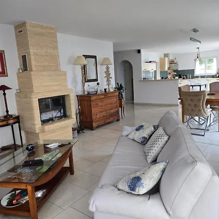 Belle Avec Piscine A Deux Pas De La Villa