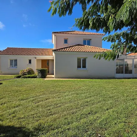 Belle Avec Piscine A Deux Pas De La